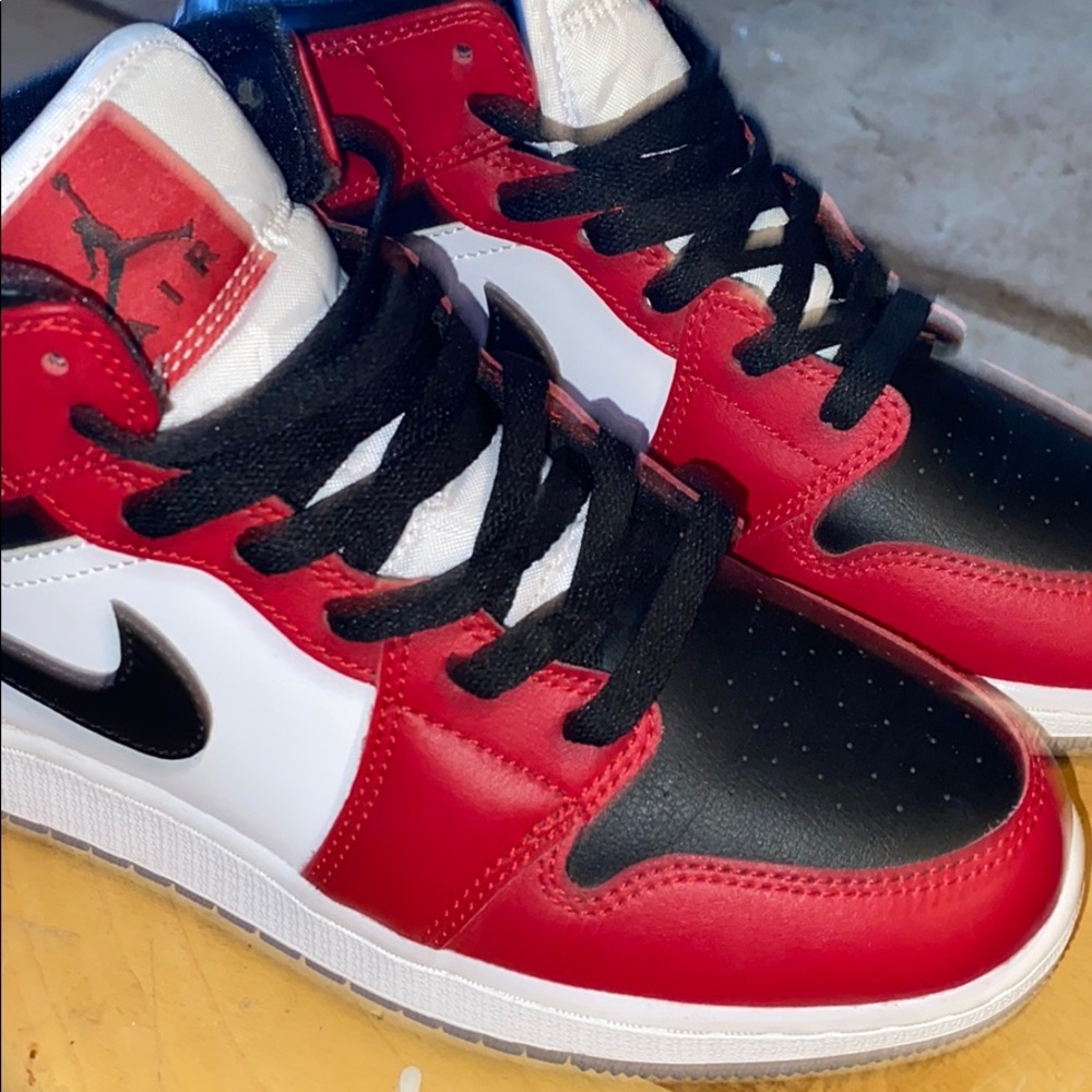 chicago black toe jordan 1 mids